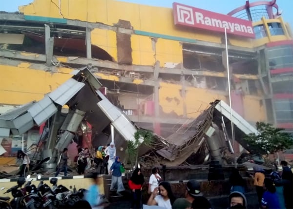 Vista de un edificio derrumbado tras un terremoto de magnitud 7,5 que sacudiÃ³ la isla de CÃ©lebes, situada en el norte de Indonesia, despuÃ©s de que, unas horas antes, otro seÃ­smo de 6,1 grados provocase la muerte de una persona, 10 heridos y el derrumbe de varios edificios en la misma zona.