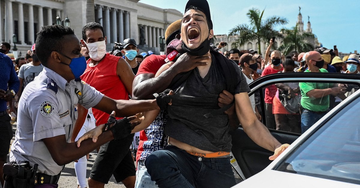 la-dictadura-cubana-reprimi-y-detuvo-a-manifestantes-durante-las-multitudinarias-protestas-en-la-isla