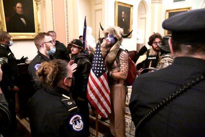 Policías del Capitolio se enfrentan a partidarios del presidente Donald Trump cerca de la entrada del Senado de EEUU después de romper las defensas de seguridad en Washington DC el 6 de enero de 2021 (REUTERS/Mike Theiler)