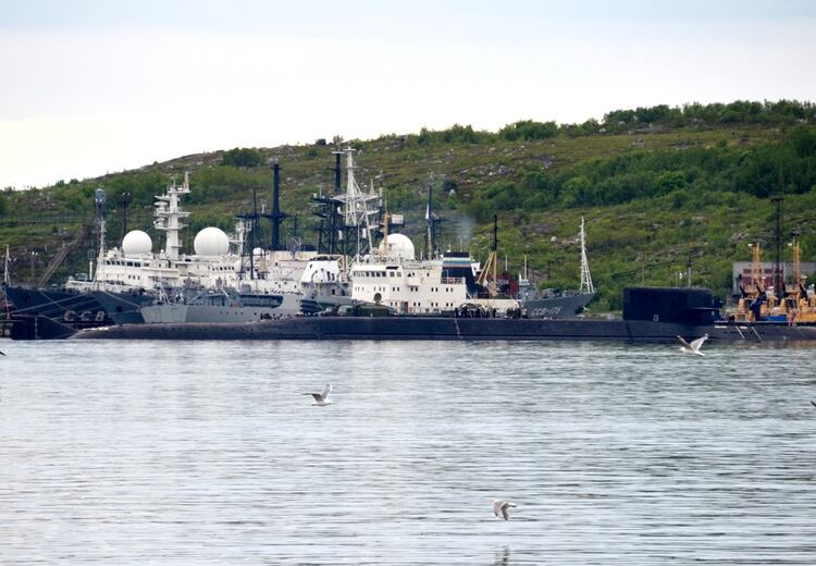 Un submarino no identificado en Severomorsk, donde está el puerto base de la nave siniestrada (AFP)