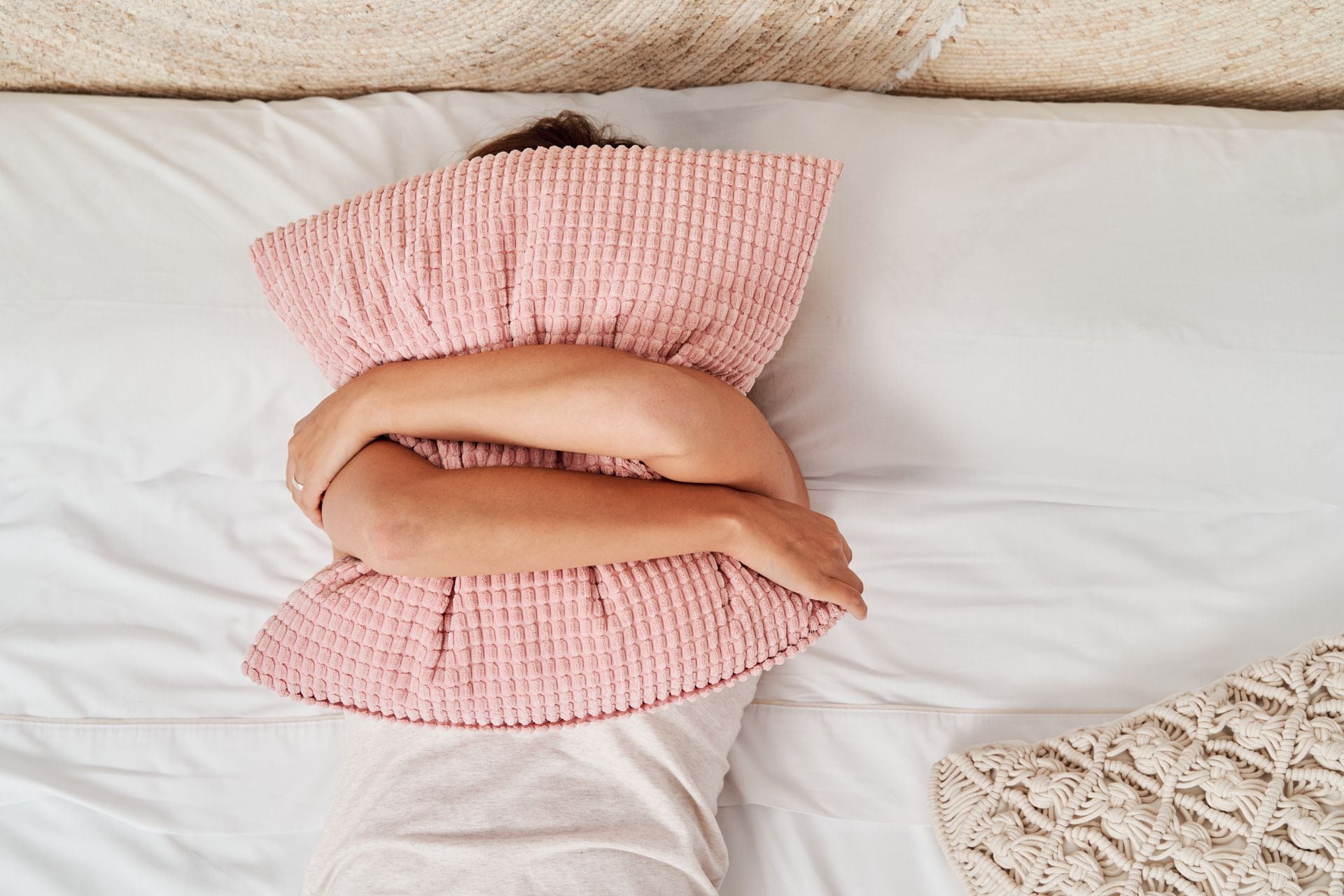 Una teoría destacada sostiene que las interrupciones en el sueño a causa del calor podrían agravar algunos síntomas de salud mental