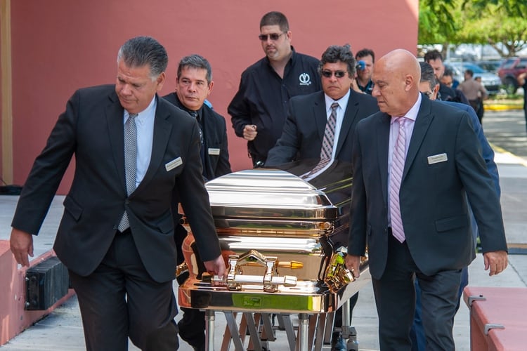 El féretro de José José a su llegada al homenaje en Miami (AP Photo/Gaston De Cardenas)