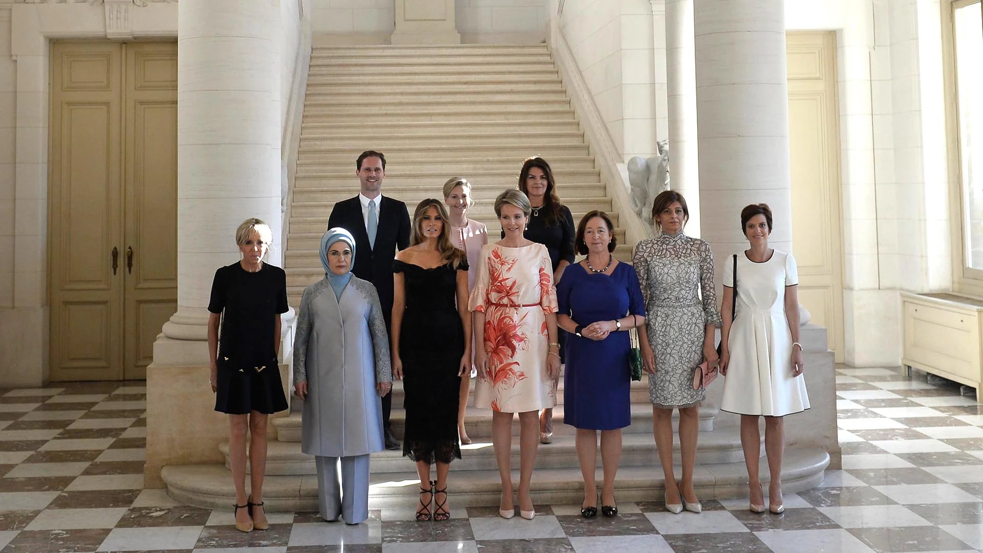 Gauthier Desteney, el único hombre en la imagen de las primeras damas de los líderes de la OTAN (Getty Images)