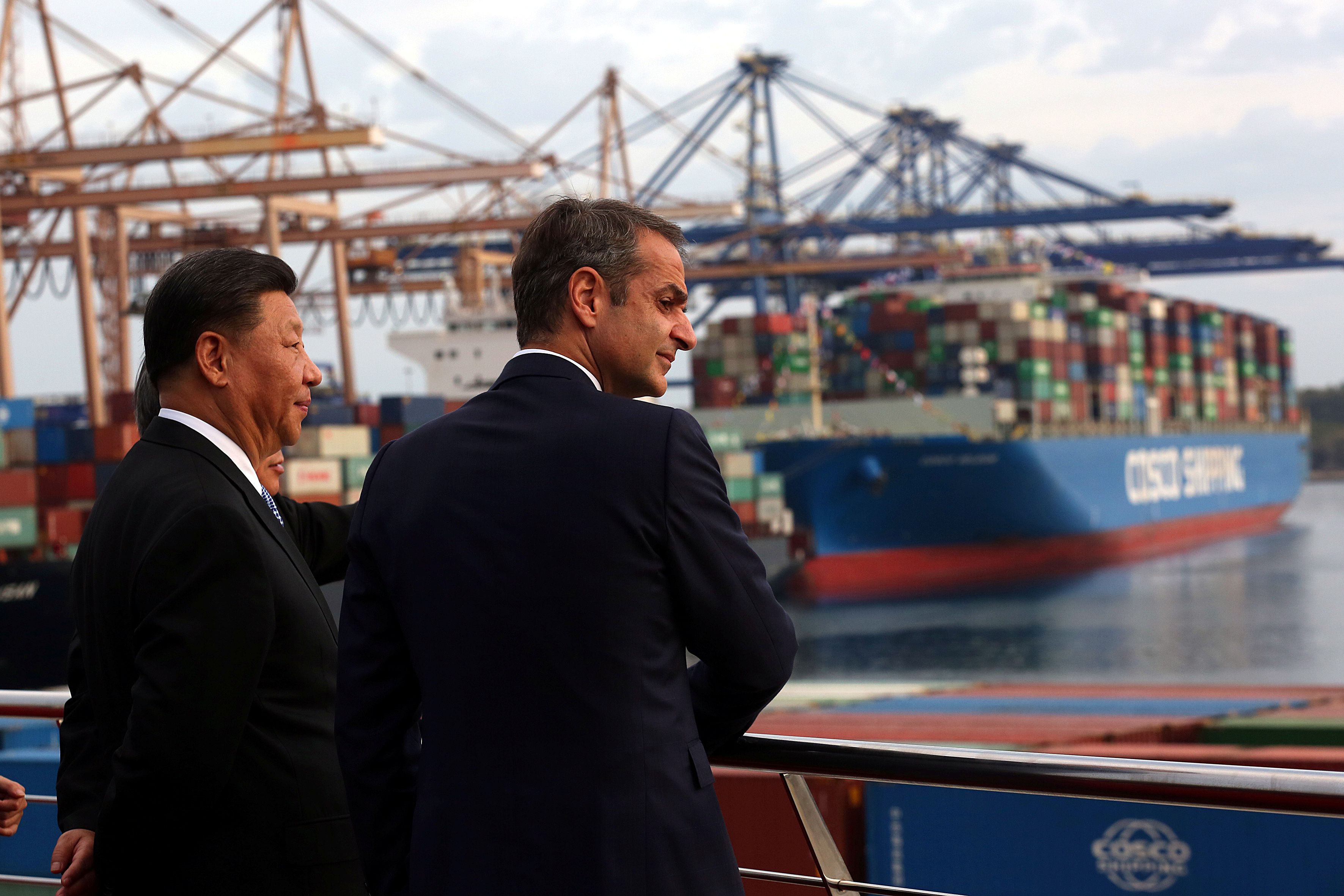 El presidente chino, Xi Jinping, y el primer ministro griego, Kyriakos Mitsotakis, visitan la terminal de contenedores de China Ocean Shipping Company (COSCO), en El Pireo (Orestis Panagiotou/REUTERS)