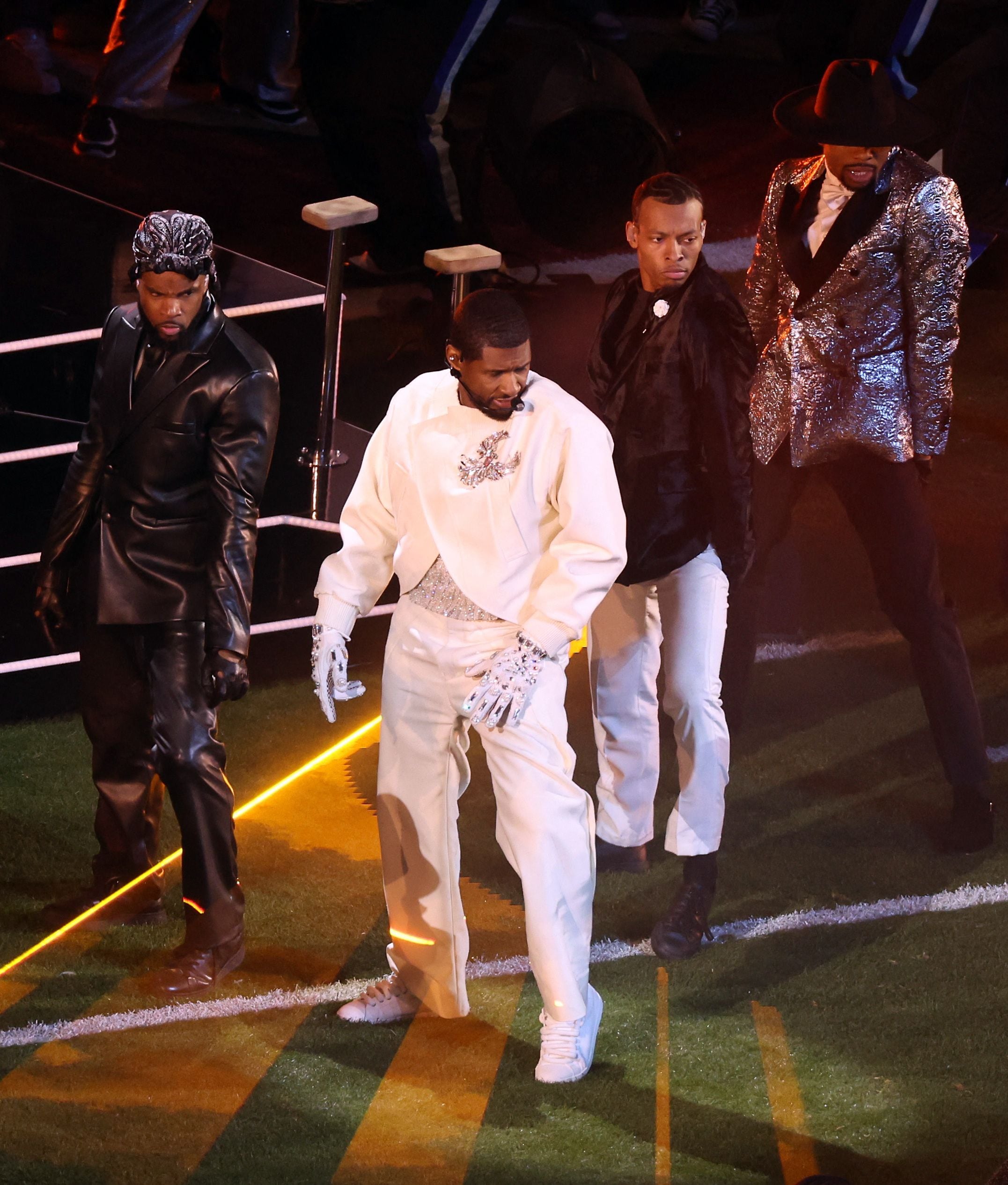 El artista Usher protagonizó el icónico show del entretiempo (REUTERS/Mike Blake)