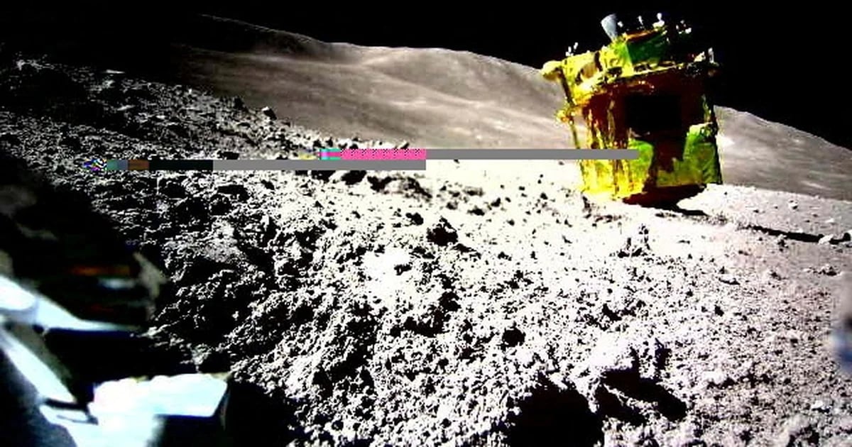 The first photo of the Japanese SLIM probe after landing on the moon and technical problems