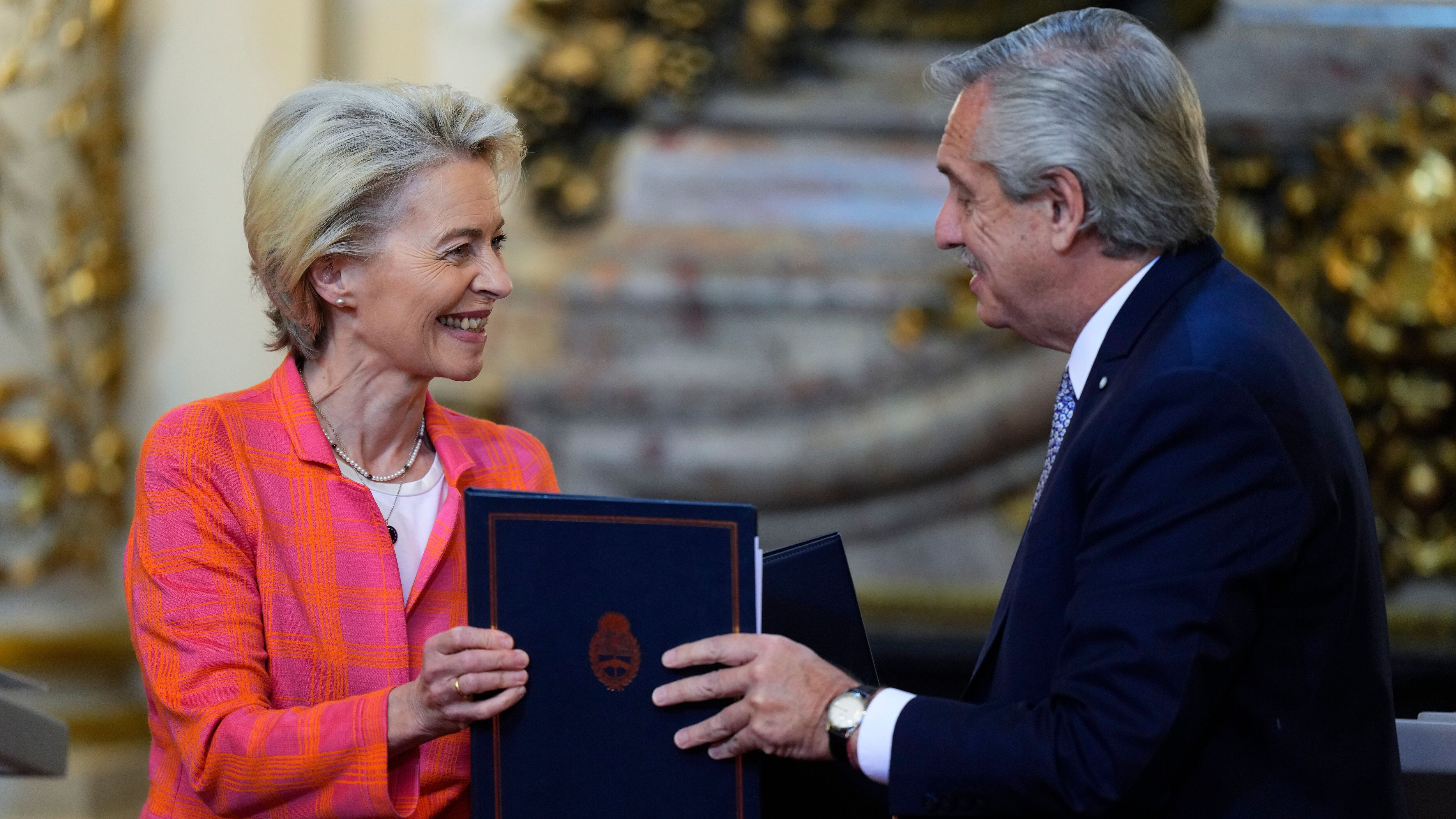 Ursula von der Leyen y Alberto Fernández firmaron un “Memorandum de Entendimiento” de Cooperación en Energía (AP)