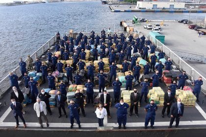 Estados Unidos incauta miles de kilos de narcóticos en el mar y arresta a narcotraficantes (EFE / Brandon Murray / Guardia Costera de Estados Unidos)