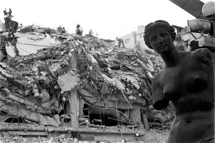 El sismo de 1985 afectó la zona centro, sur y occidente de México y ha sido el más significativo y mortífero de la historia del país. El centro de la capital del país fue el que resultó más afectado. En imagen de archivo, instalaciones dañadas de Televicentro en avenida Chapultepec (Foto: Cuartoscuro)