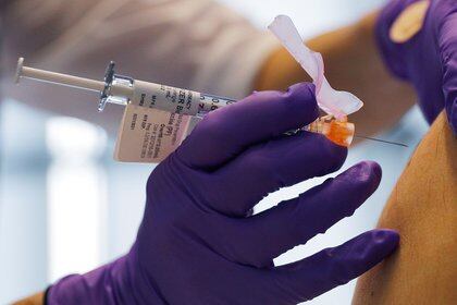 Una vacunación contra la enfermedad del coronavirus con dosis de Pfizer-BioNTech en el Brigham and Women's Hospital de Boston, Massachusetts, el 16 de diciembre de 2020.   REUTERS/Brian Snyder