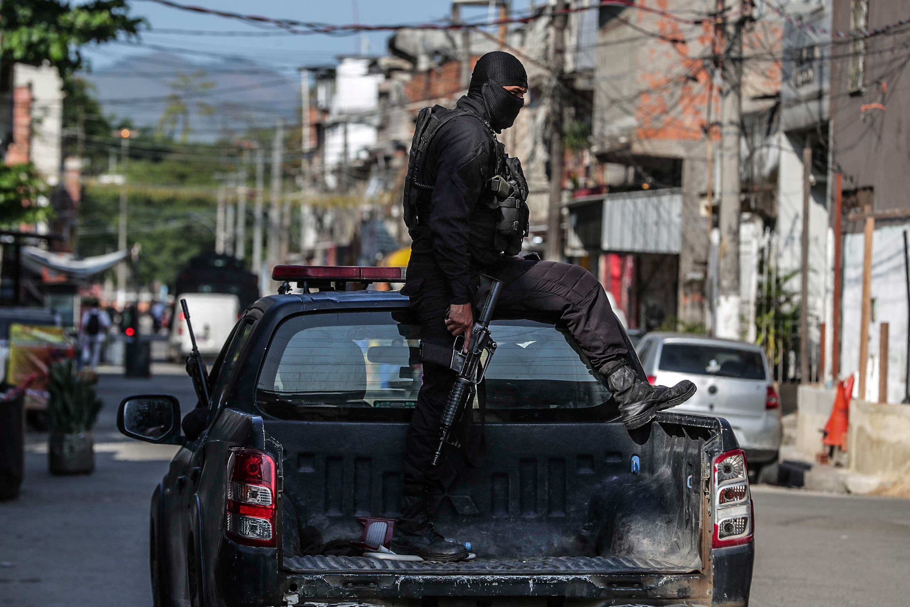 Policías patrullan barrios disputados por narcotraficantes y grupos paramilitares, el 26 de enero de 2024 en Río de Janeiro (Brasil). EFE/André Coelho
