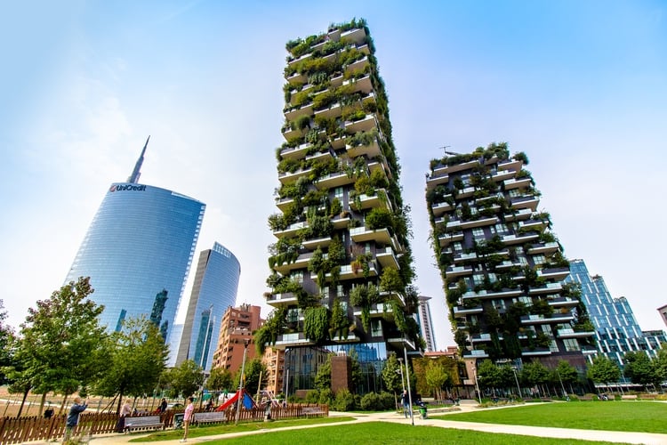 El edificio Bosco Verticale, ubicado en Milán, cuenta con varios pisos que tiene balcones muy grandes, llenos de plantas gigantes, en las alturas (Shutterstock)
