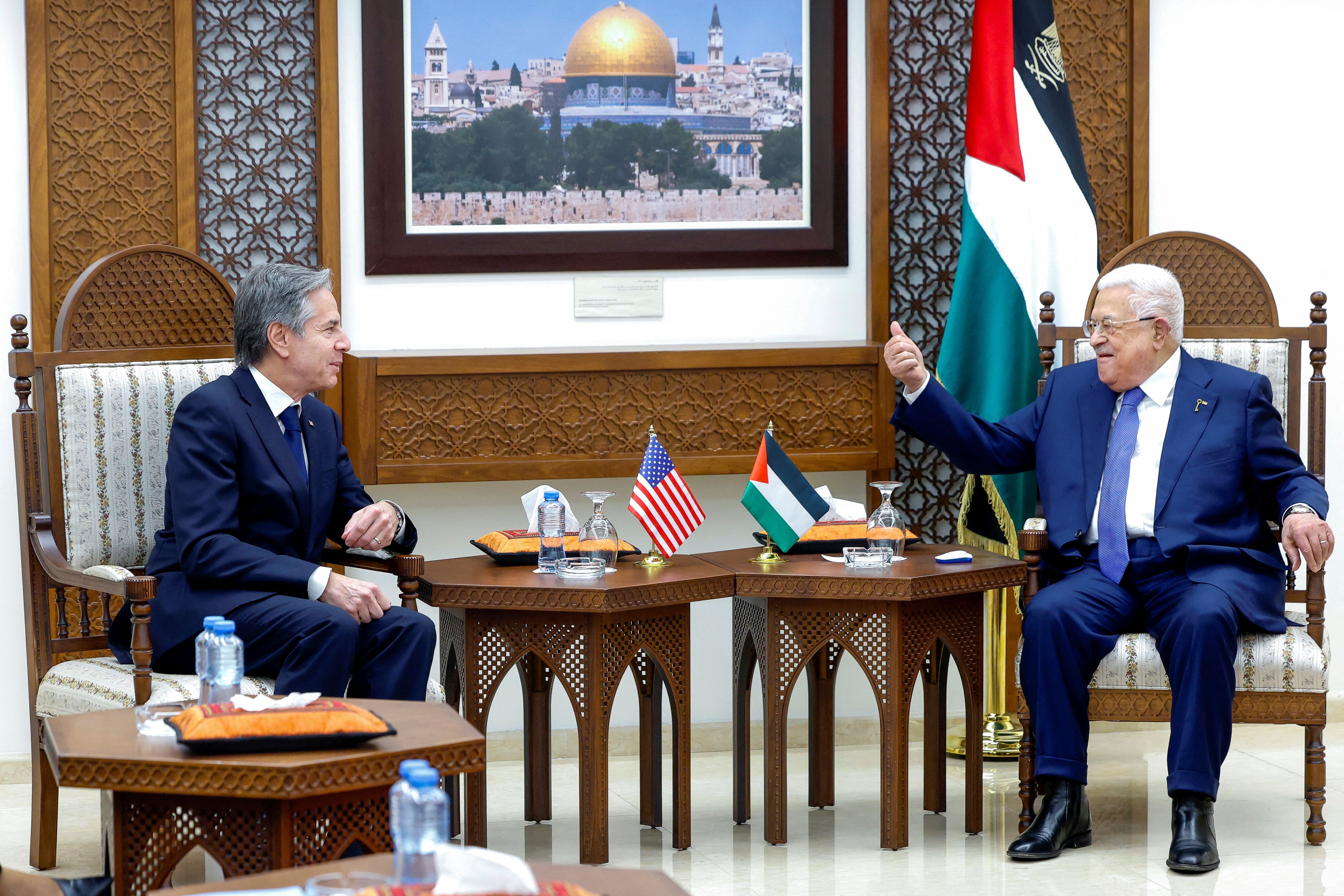 El secretario de Estado estadounidense, Antony Blinken, se reúne con el presidente palestino, Mahmoud Abbas, en la Muqata'a, en Ramallah, Cisjordania, el 10 de enero de 2024. REUTERS/Evelyn Hockstein/Pool