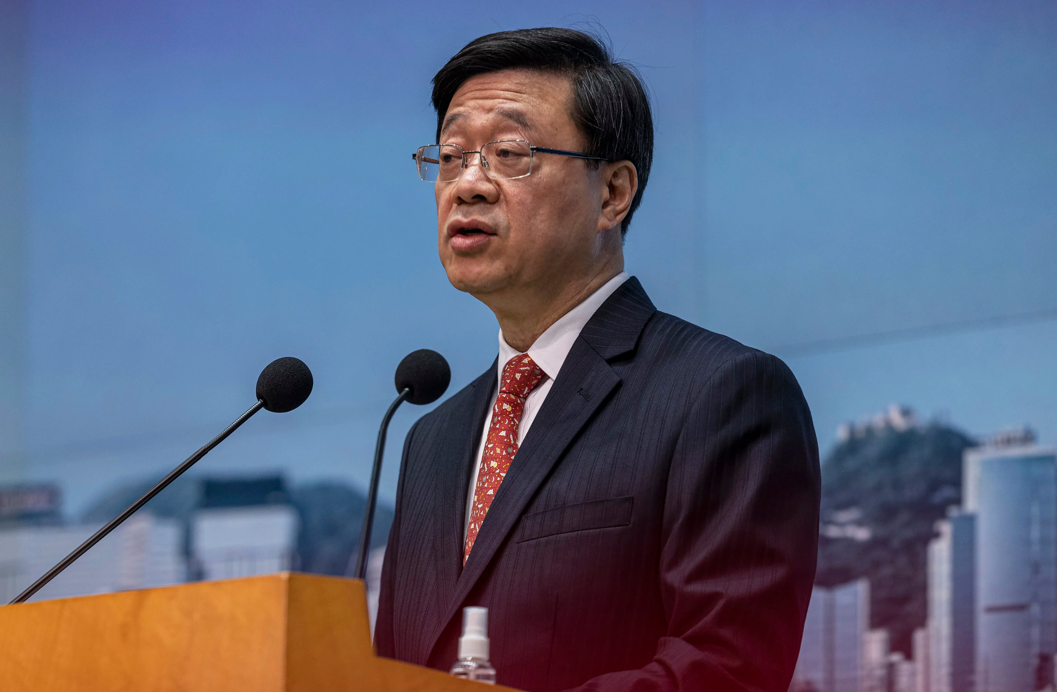 El jefe de gobierno de Hong Kong, John Lee. (FOTO: AP/Louise Delmotte/ARCHIVO)