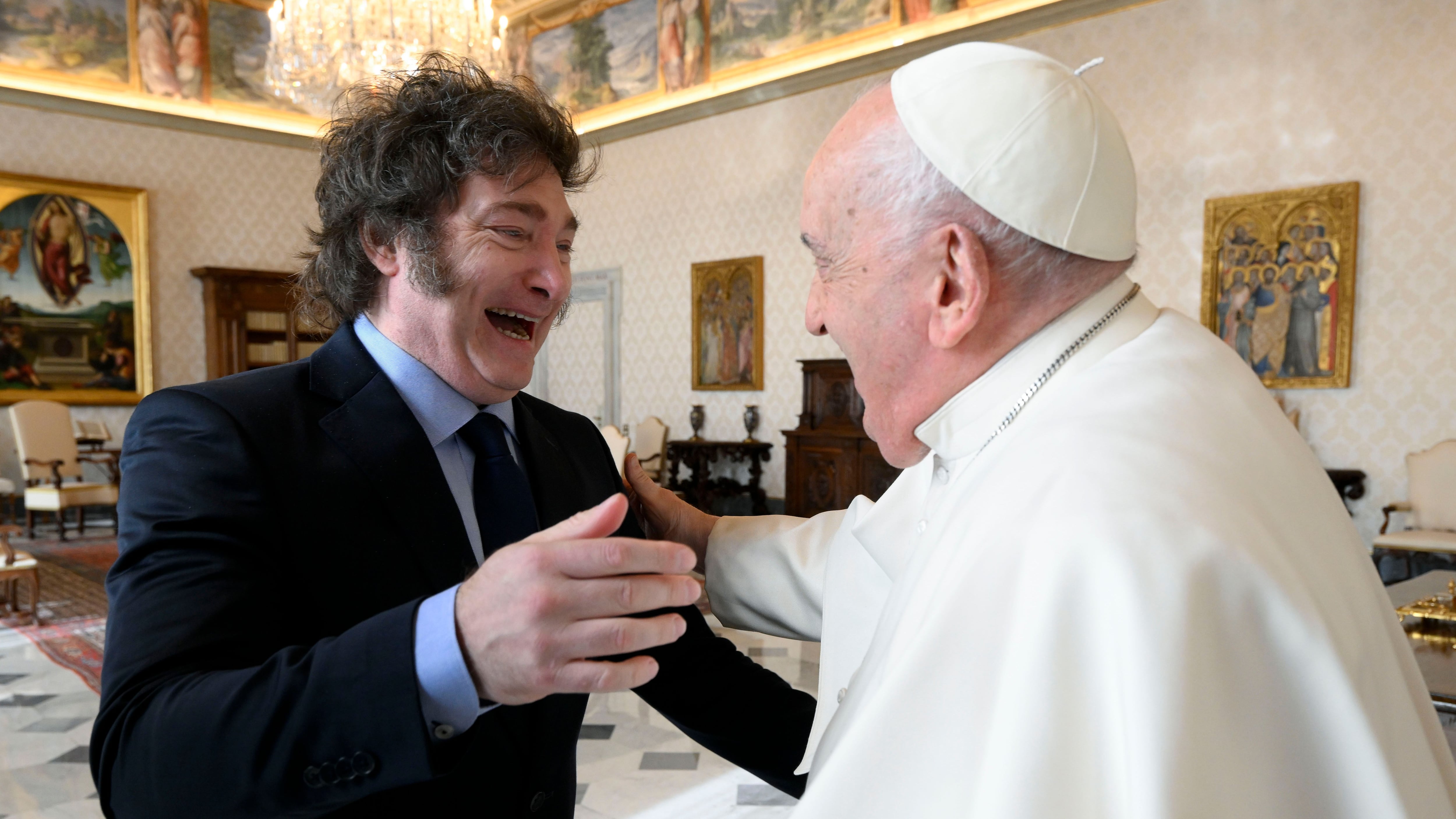 En esta imagen distribuida por la prensa del Vaticano, el presidente argentino Javier Milei saluda al papa Francisco
