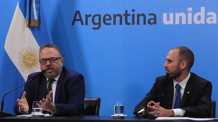 Los ministros Matías Kulfas y Martín Guzmán, al anunciar tiempo atrás parte de la asistencia a empresas e individuos