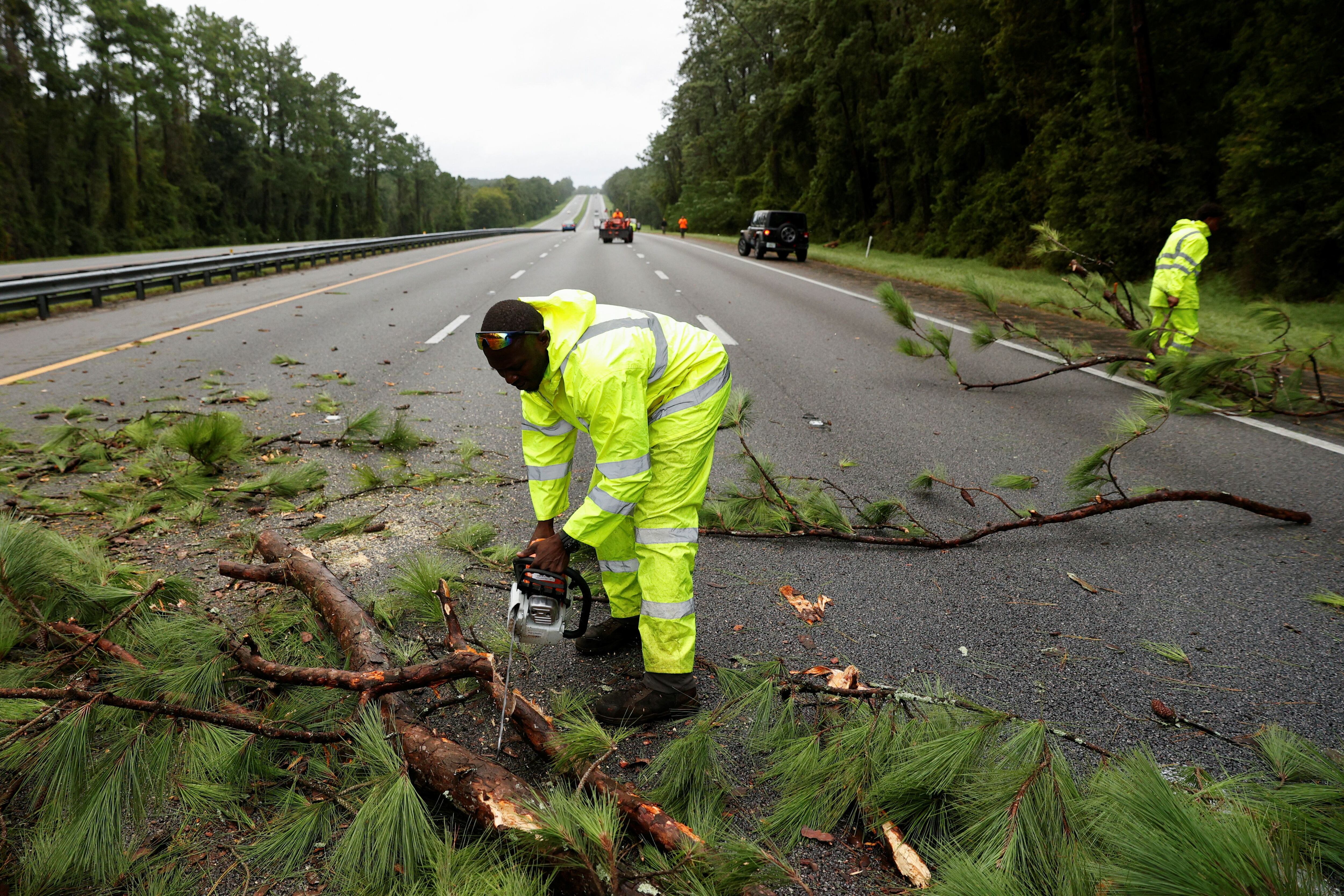 Los trabajadores limpian un bloqueo en la autopista Interestatal 75 (I-75) después de la llegada del huracán Idalia, cerca de Gainesville, Florida, EE.UU., 30 de agosto de 2023. REUTERS/Marco Bello