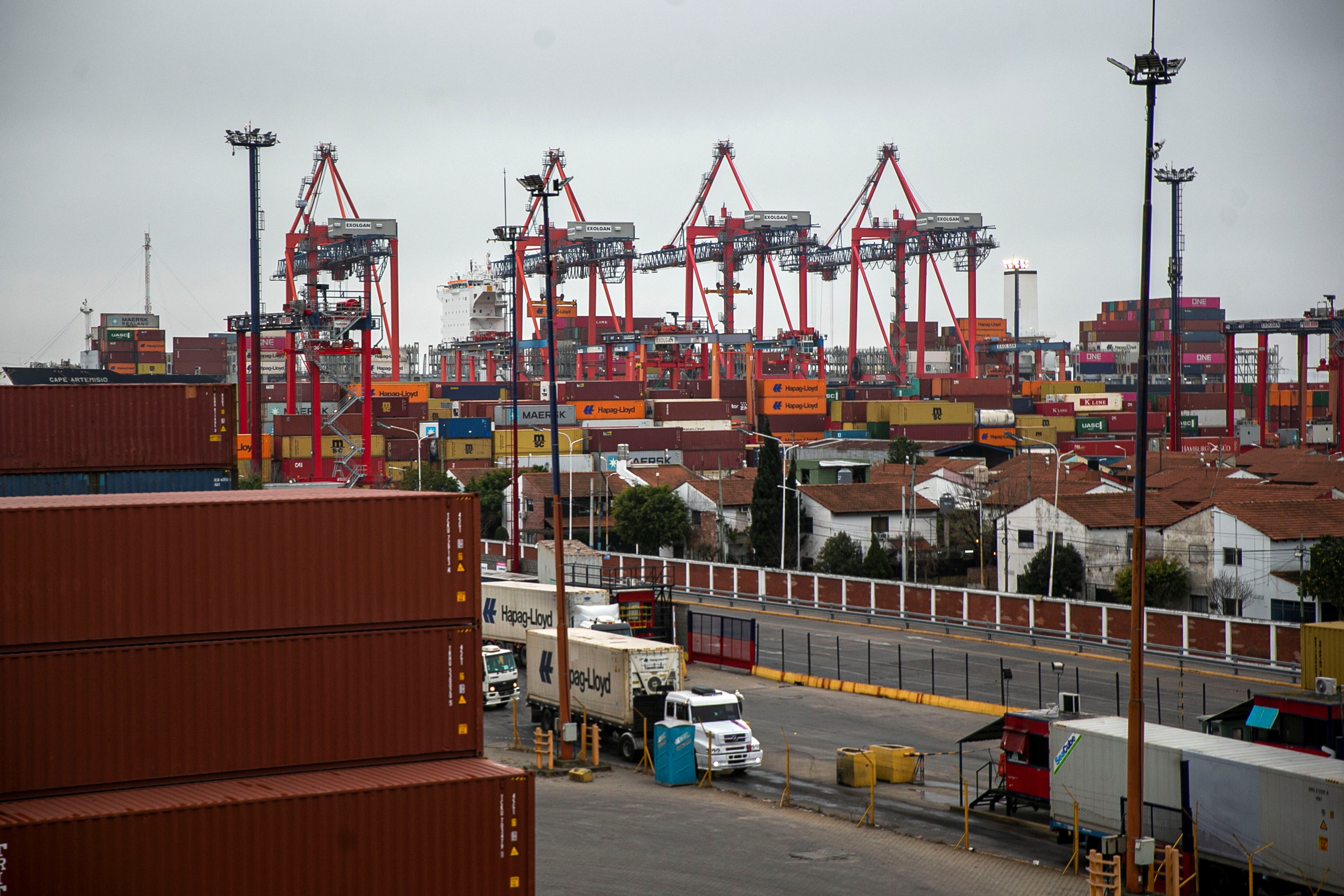 El intercambio comercial argentino se achicó durante los primeros nueve meses del año (EFE)