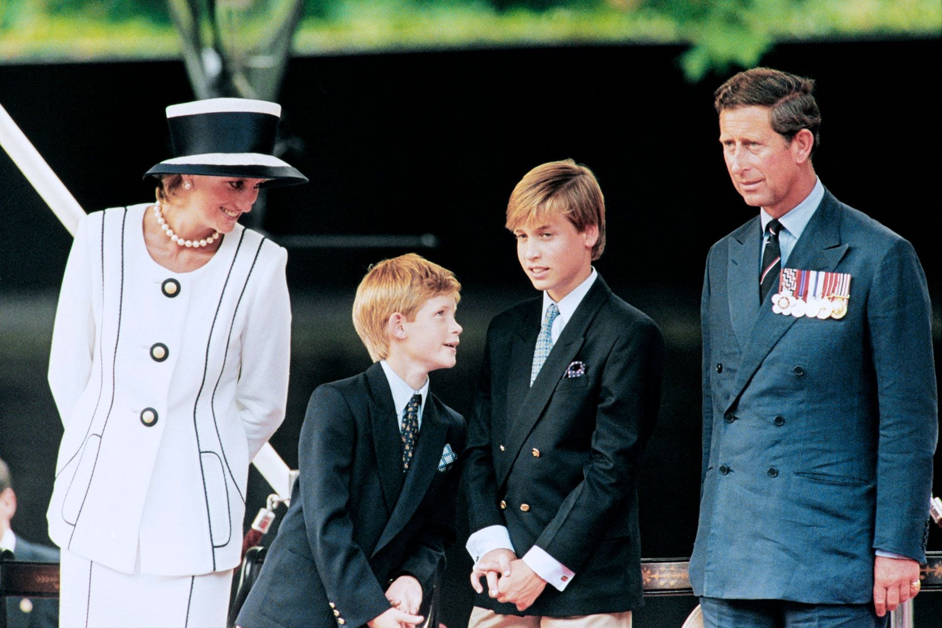 Diana de Gales y el por entonces príncipe Carlos junto a sus hijos, Harry y Guillermo, en una imagen tomada en agosto de 1997. (Photo by Johnny EGGITT / AFP)