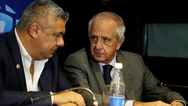 Tapia, junto a Rodolfo D'Onofrio, uno de sus seis vicepresidentes (REUTERS/Jorge Adorno)