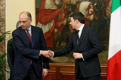 La frialdad de Enrico Letta con Matteo Renzi, recién designado primer ministro, durante la "ceremonia de la campanilla" con la que en Italia se simboliza el paso de mando. Era el 22 de febrero de 2014