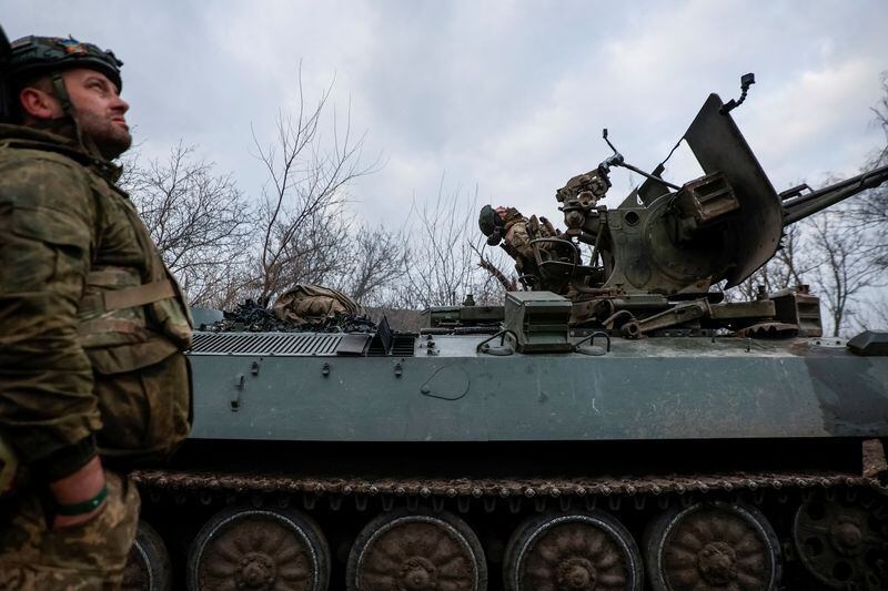Militares ucranianos de la unidad de defensa antiaérea de la 93ª Brigada Mecanizada vigilan el cielo en primera línea, en medio del ataque de Rusia a Ucrania (Radio Free Europe/Radio Liberty/Serhii Nuzhnenko vía REUTERS/Archivo)