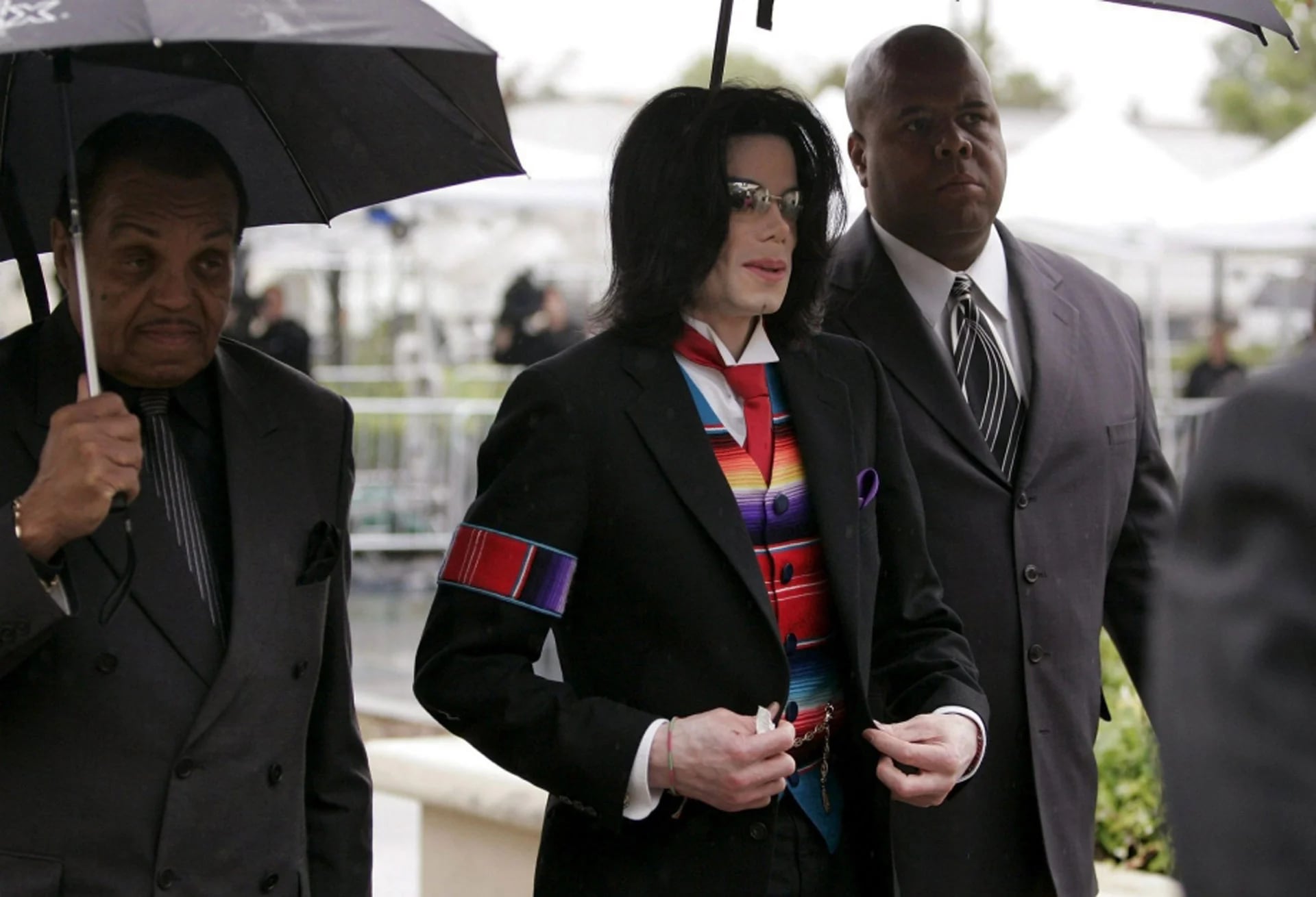 Michael Jackson llega a la corte con su padre, Joe en Santa Bárbara, California (Mayo del 2005)