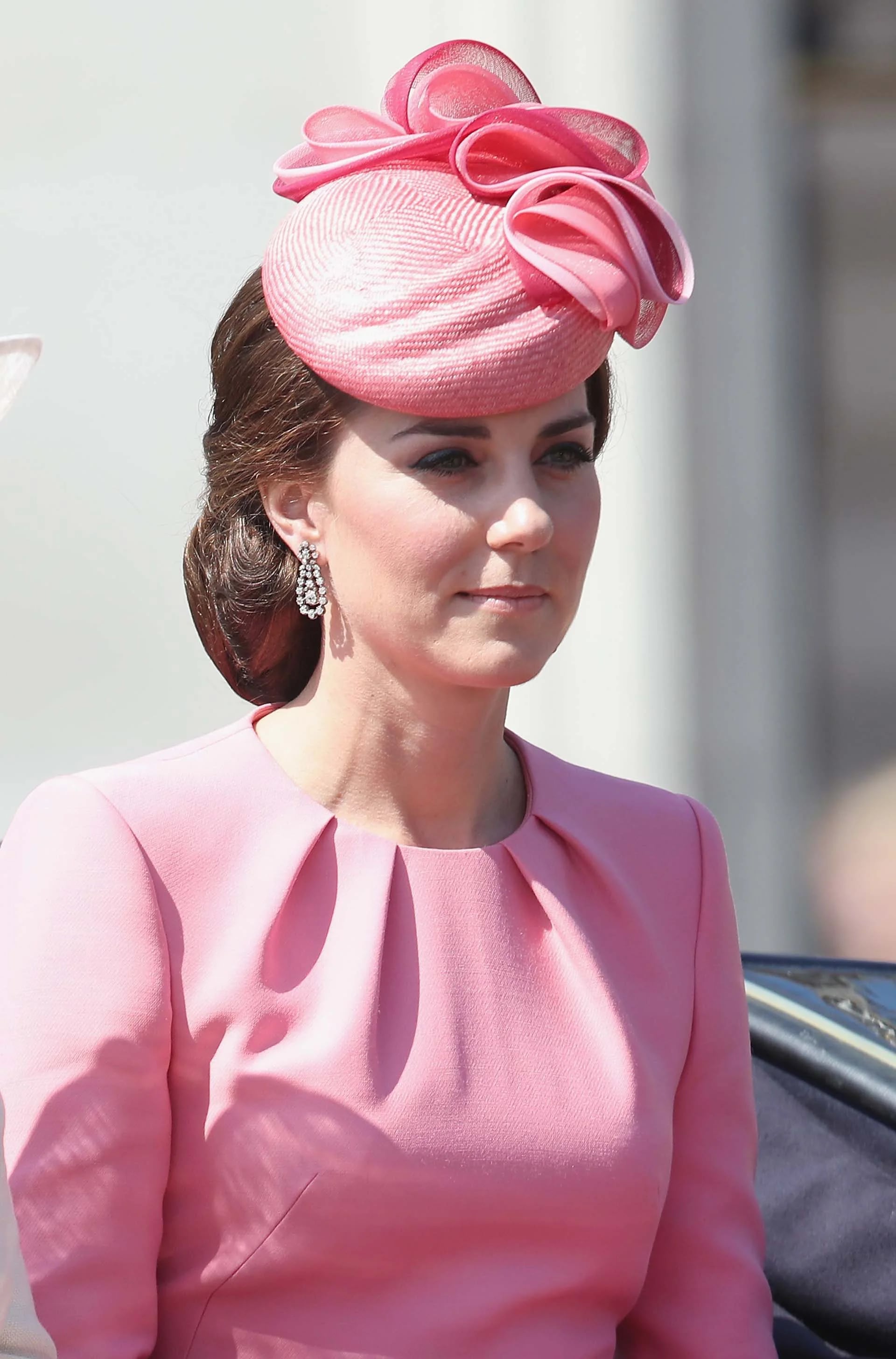 La duquesa eligió un look rosa monocromático, un delicado tocado y fabulosos pendientes de brillantes