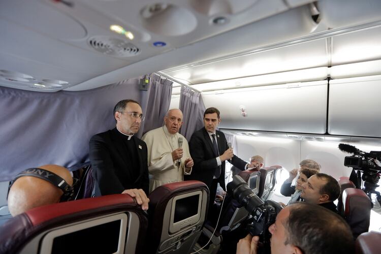 El papa junto a periodistas. (AP Photo/Andrew Medichini/Pool via Reuters)