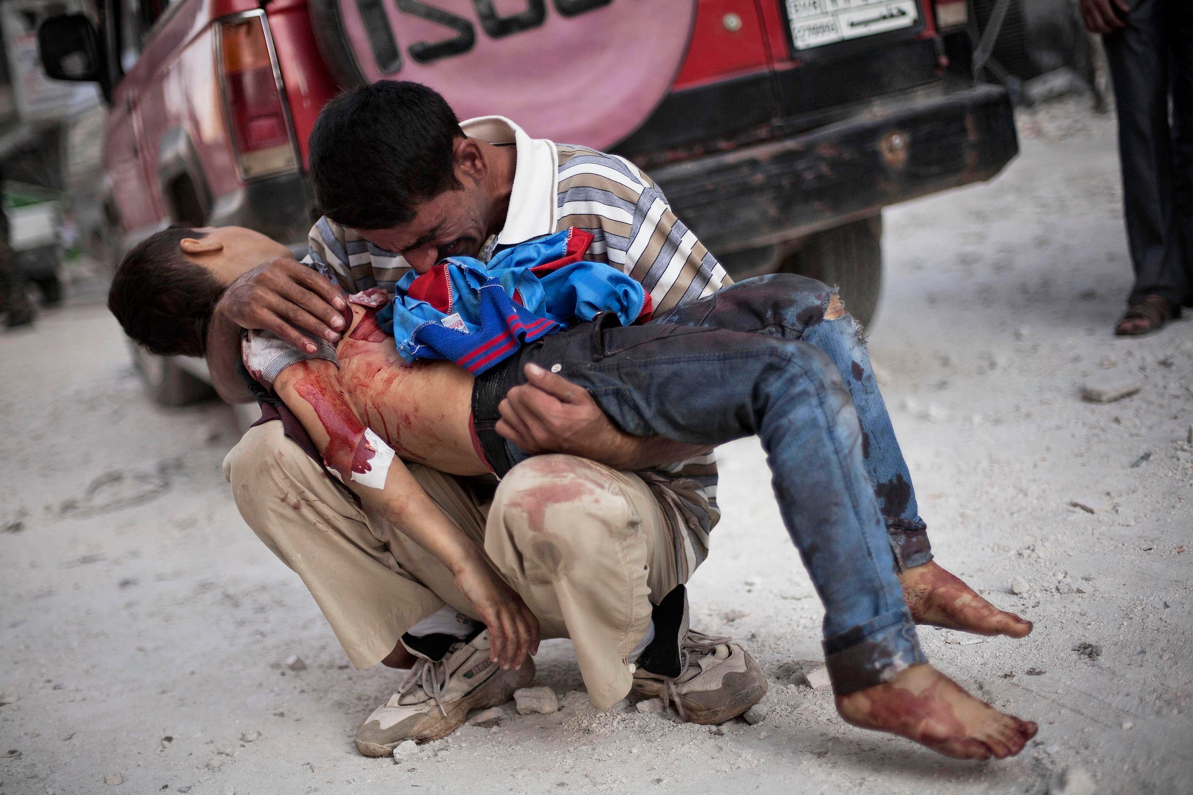 Escena frente al hospital Dar El Shifa de Aleppo. Las consecuencias de la guerra siria son devastadoras con 600.000 muertos y 10 millones de desplazados. (AP Photo/Manu Brabo)