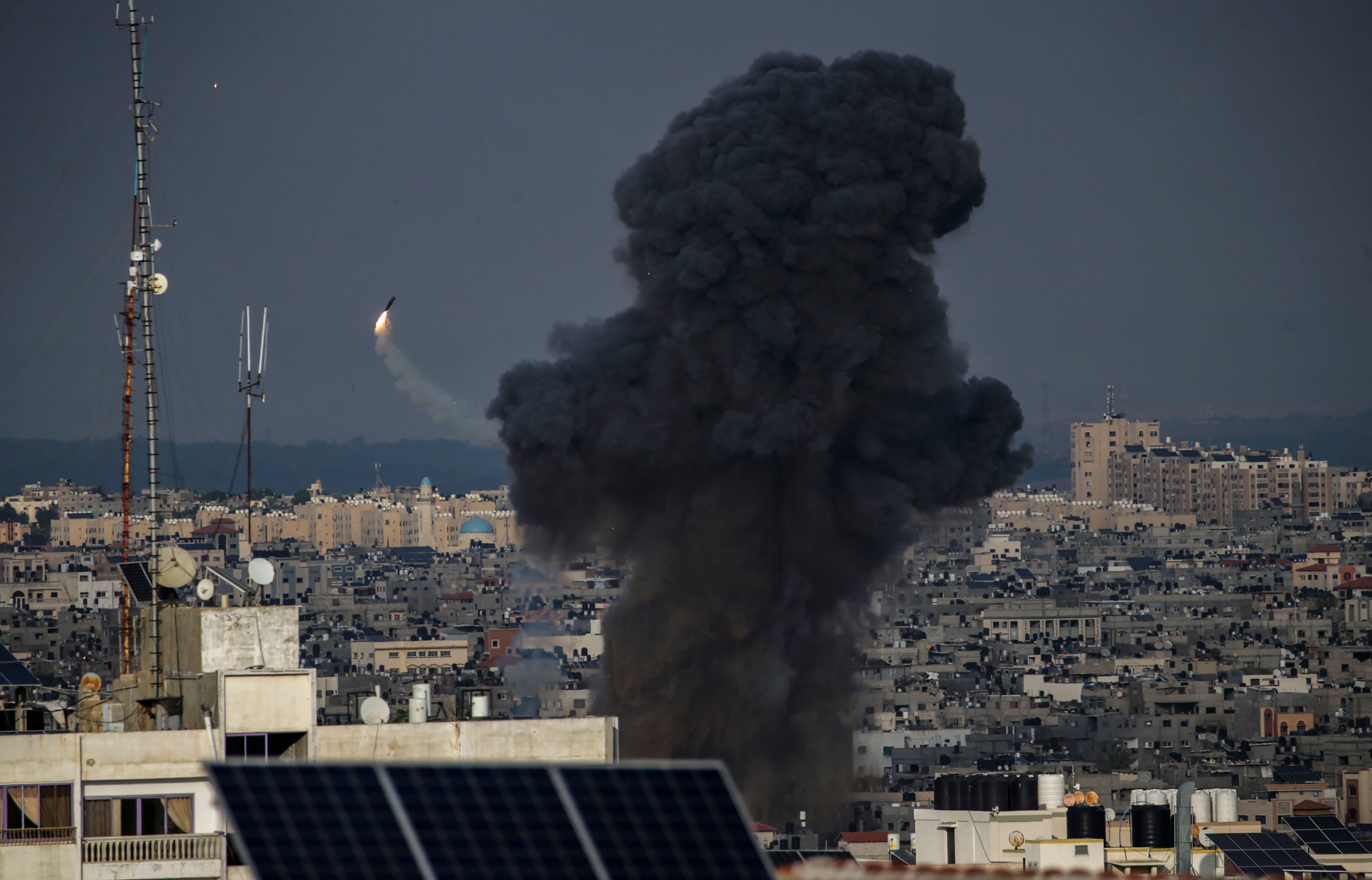 Las Fuerzas de Defensa de Israel atacan objetivos de Hamas en Gaza. (EFE/EPA/MOHAMMED SABER)
