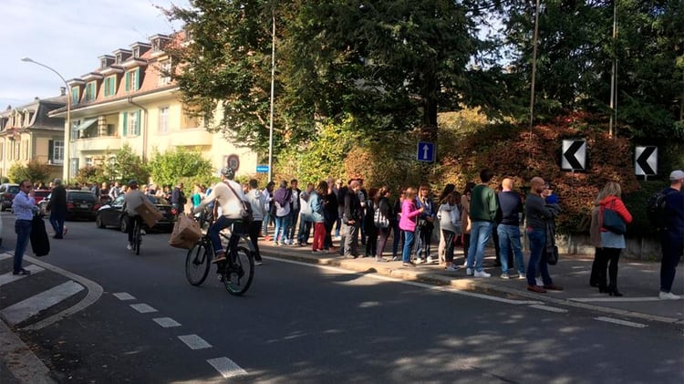 Se formaron largas filas para votar incluso en el consulado argentino en Berna, Suiza