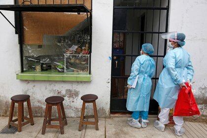 Imagen de archivo de trabajadores médicos hablando con residentes durante un test masivo casa por casa para el coronavirus en Lima, Perú. 7 enero 2021. REUTERS/Sebastián Castañeda