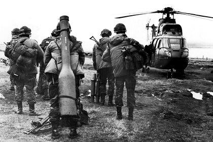 Mayo de 1982- Soldados de la compañía 601 se disponen a abordar un helicóptero para una misión de vigilancia en el estrecho de San Carlos (FOTO ARCHIVO: EDUARDO FARRÉ)
