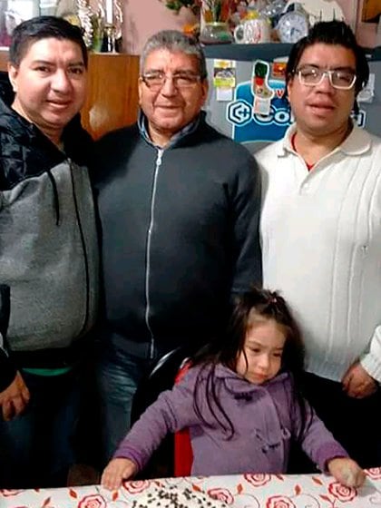 Julio junto a sus dos hijos, Cesar y Sergio 
