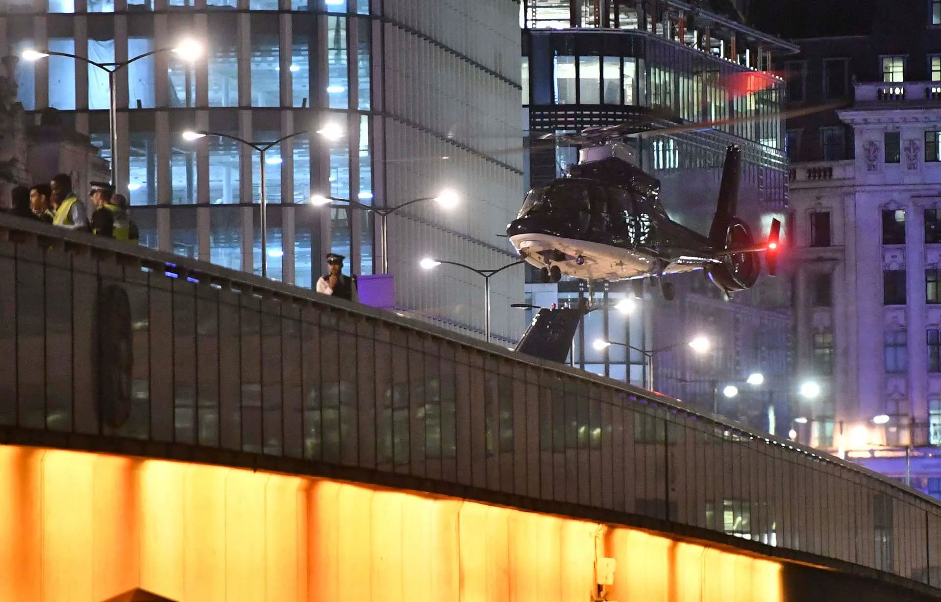 Un helicóptero sobre el London Bridge, donde varias personas fueron atropelladas por una camioneta blanca (Dominic Lipinski/PA via AP)