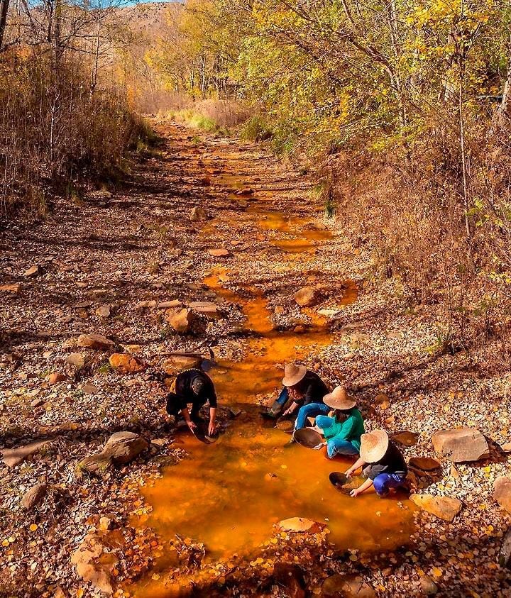 El Río Amarillo de tonalidad ocre sigue siendo visitado por algunos pirquineros, que buscan oro en sus aguas