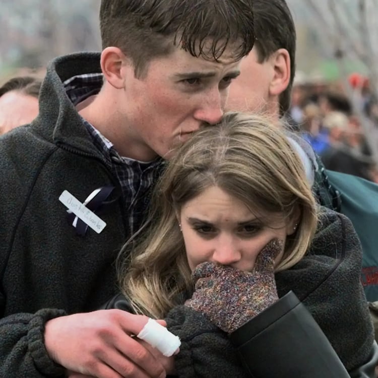 Austin Eubanks con su novia durante el servicio conmemorativo por las víctimas del tiroteo en Columbine High School en Colorado, el 25 de abril de 1999. Fotografía: Laura Rauch / AP