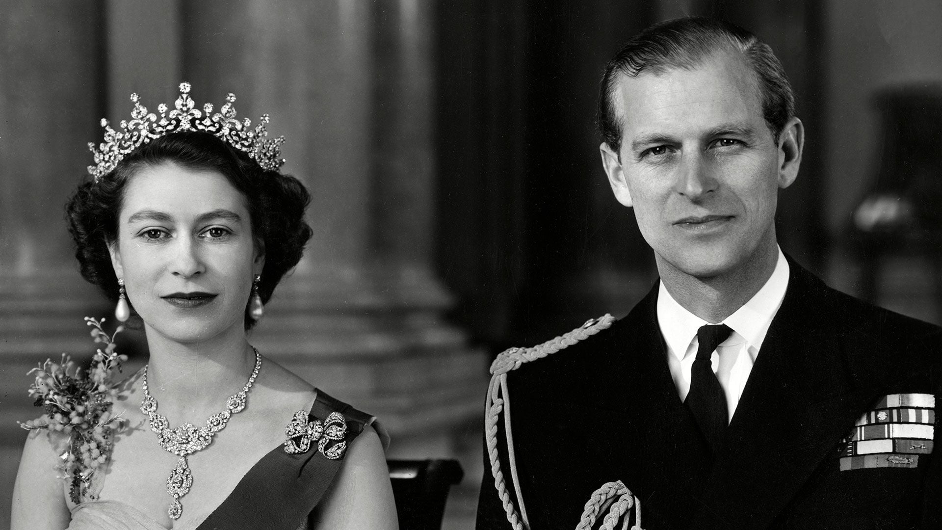 La reina Isabel II y el príncipe Felipe, duque de Edimburgo, fotografiados juntos en la gran entrada del Palacio de Buckingham en 1954