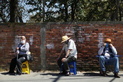 Este lunes inició la vacunación a adultos mayores en más de 300 municipios de México (Foto: Reuters / Edgard Garrido)