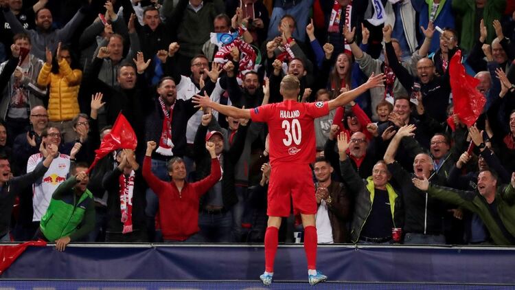 Erling Haaland celebrando un hat-trick en su debut absoluto en la UEFA Champions League (REUTERS)