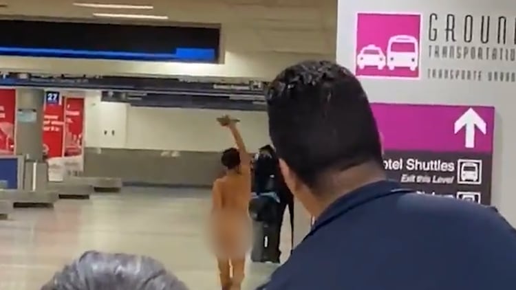 El momento en que una mujer se desnudó en el aeropuerto de Miami. (Foto: captura de pantalla)