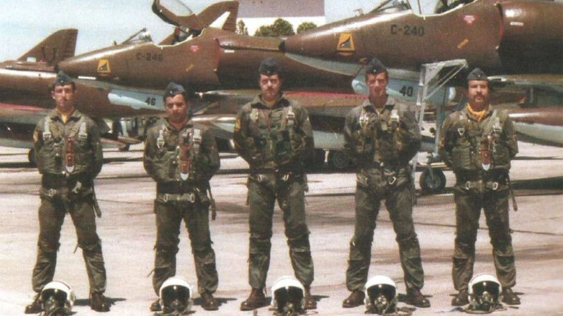 Algunos de los pilotos que combatieron en Malvinas. Desde la izquierda: Teniente Juan Arrarás (fallecido el 8 de junio); teniente primero Manuel Bustos (muerto el 12 de mayo); tenientes Luis Cervera y Hugo Gómez y capitán Antonio Zelaya
