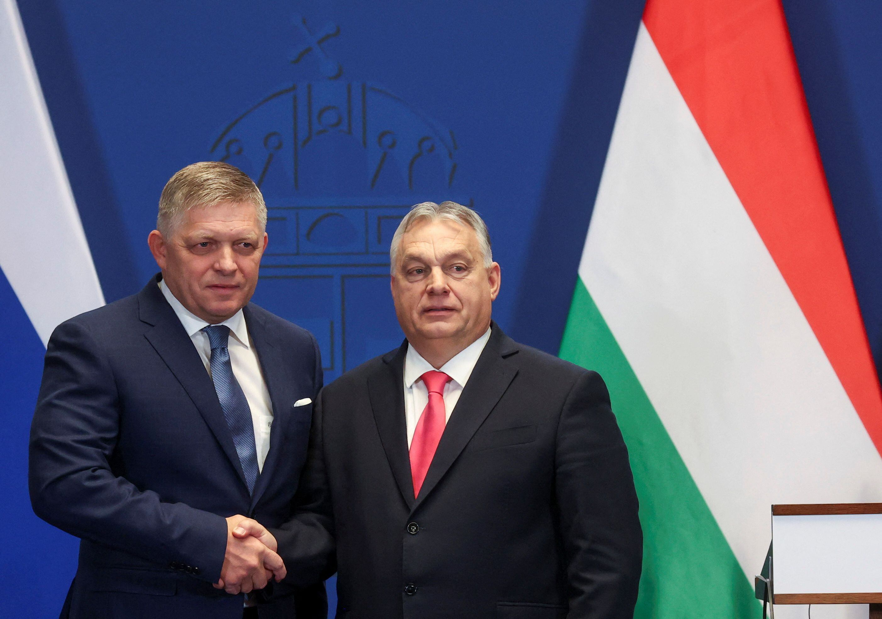 El entonces primer ministro eslovaco Robert Fico junto al primer ministro húngaro Viktor Orban durante una rueda de prensa conjunta en Budapest el 16 de enero de 2024 (REUTERS/Bernadett Szabo)