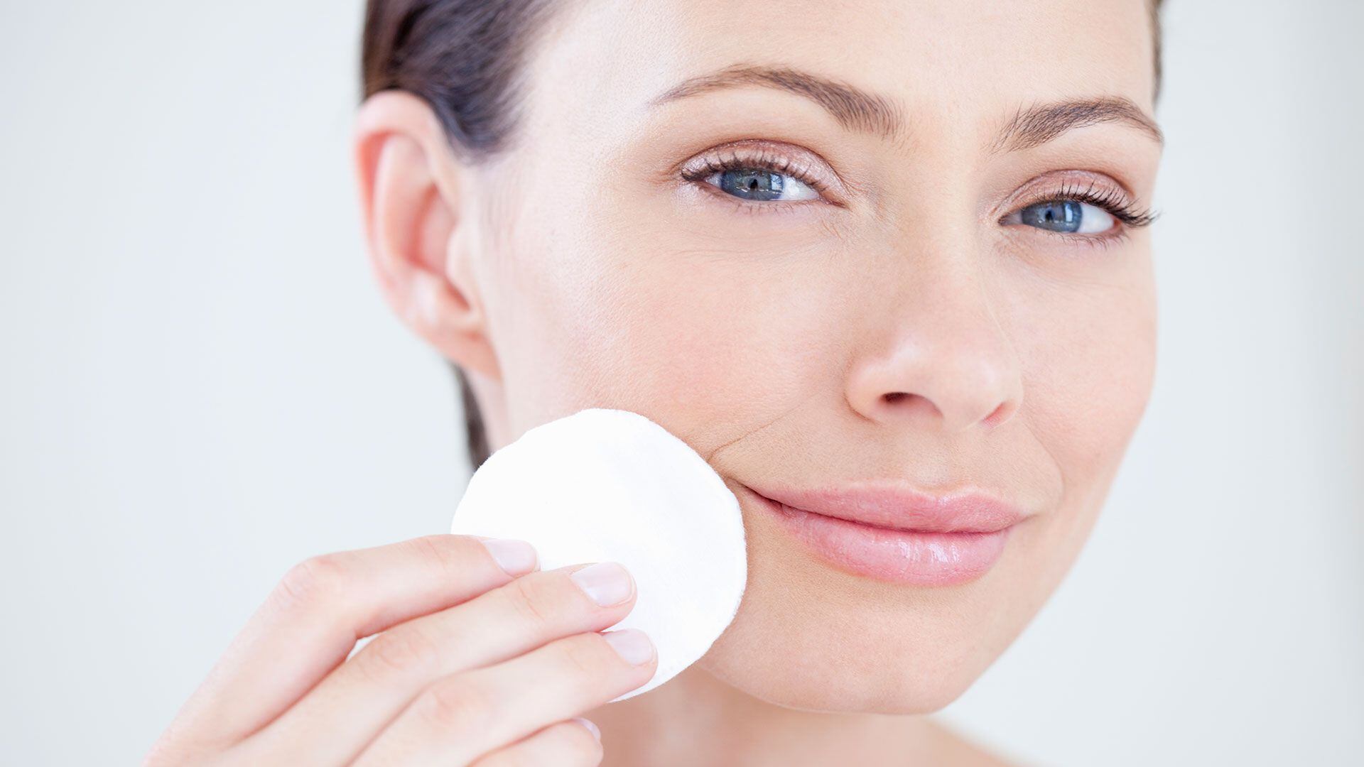 Se pueden incorporar otros productos  como suero, exfoliante y crema de ojos dependiendo de los objetivos individuales de cuidado de piel (Getty Images)