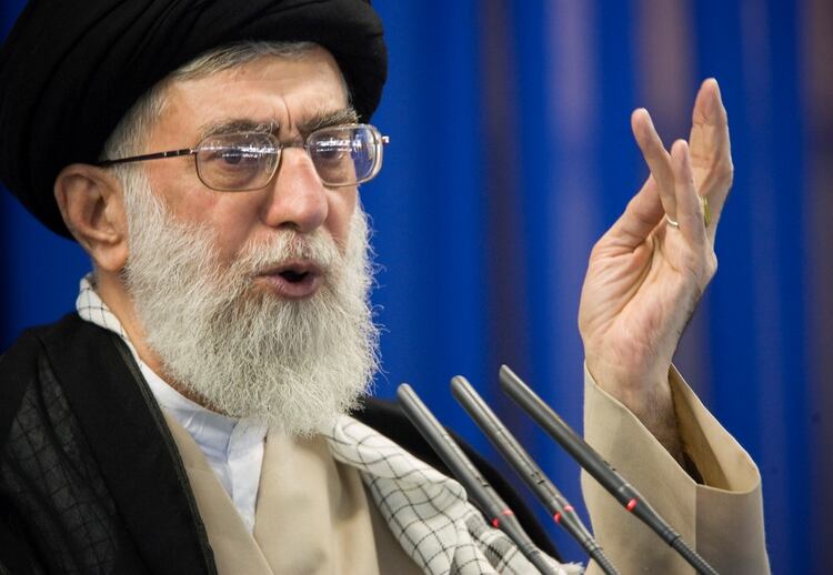 El líder supremo iraní, el ayatolá Alí Jamenei, habla durante las oraciones del viernes en Teherán, el 14 de septiembre de 2007. (REUTERS)