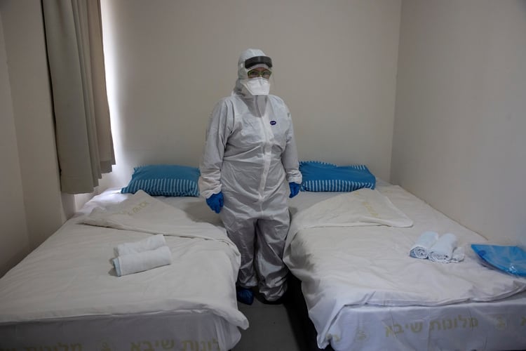 Médicos israelíes muestran las habitaciones para cuarentena ante casos sospechosos de coronavirus en el Chaim Sheba Medical Center at Tel Hashomer en Ramat Gan, Israel - REUTERS