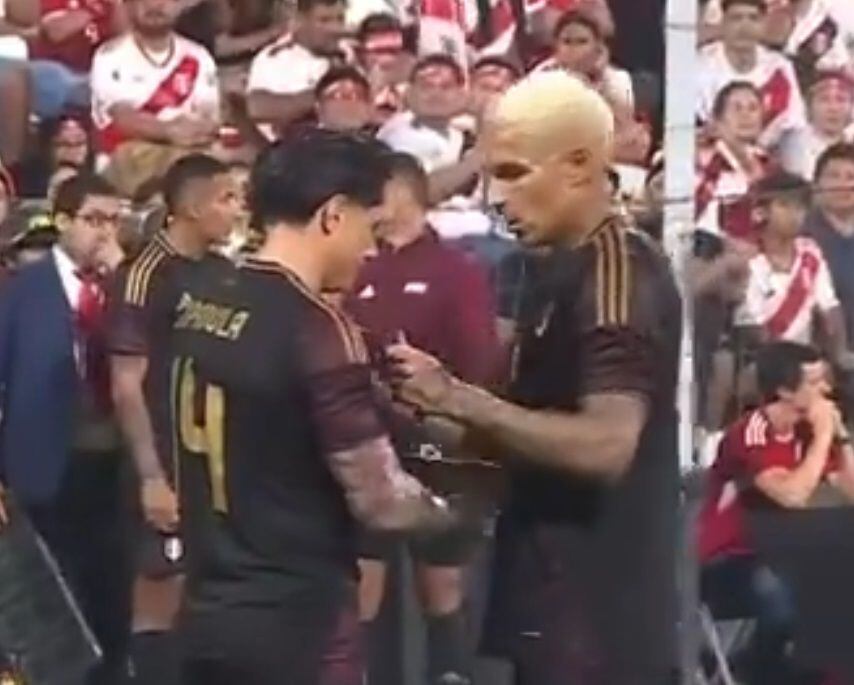 Momento en que Paolo Guerrero le entrega la cinta de capitán a Gianluca Lapadula. - captura: FPF
