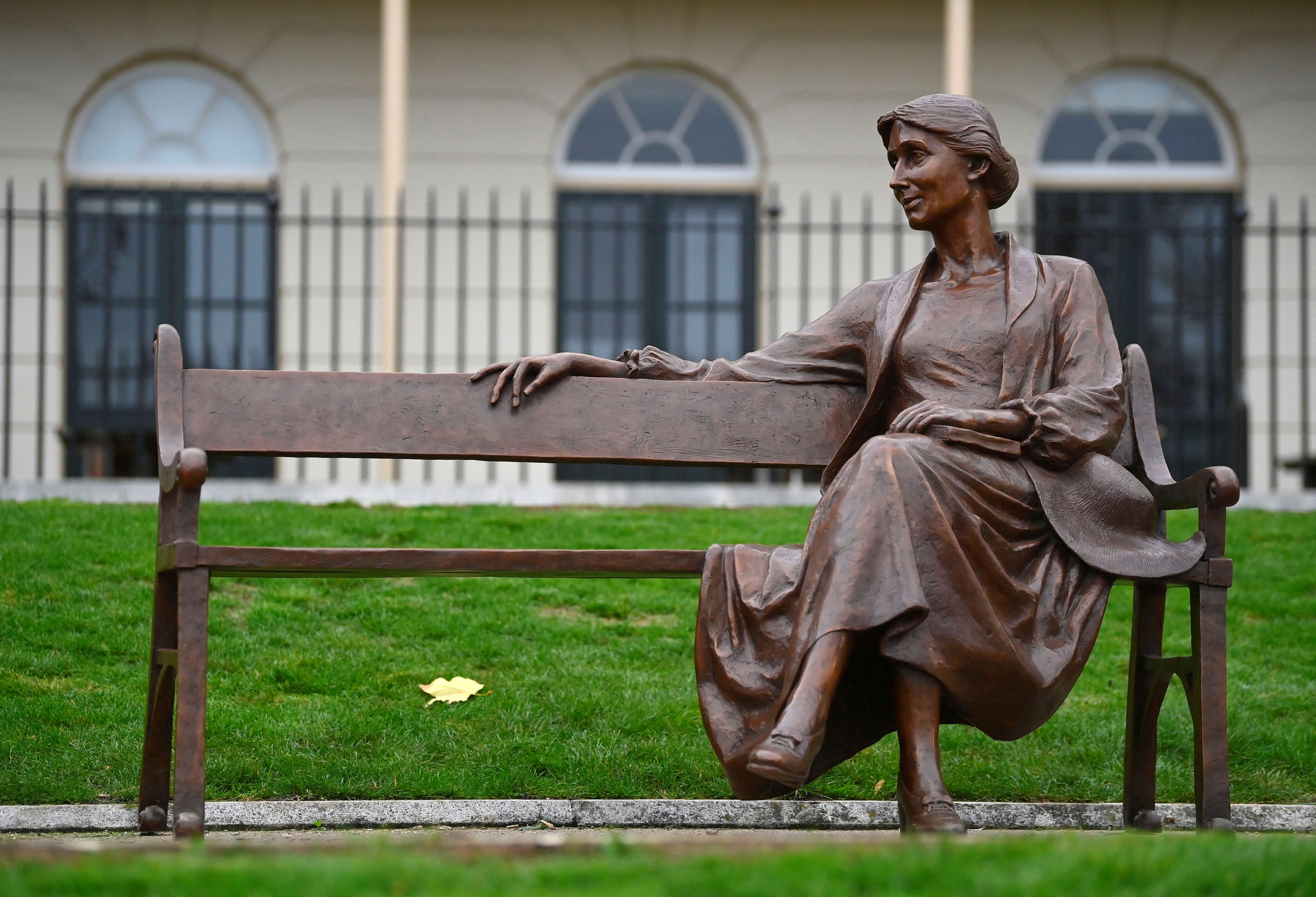 Monumento a Virginia Woolf en Richmond, Londres. (Toby Melville)