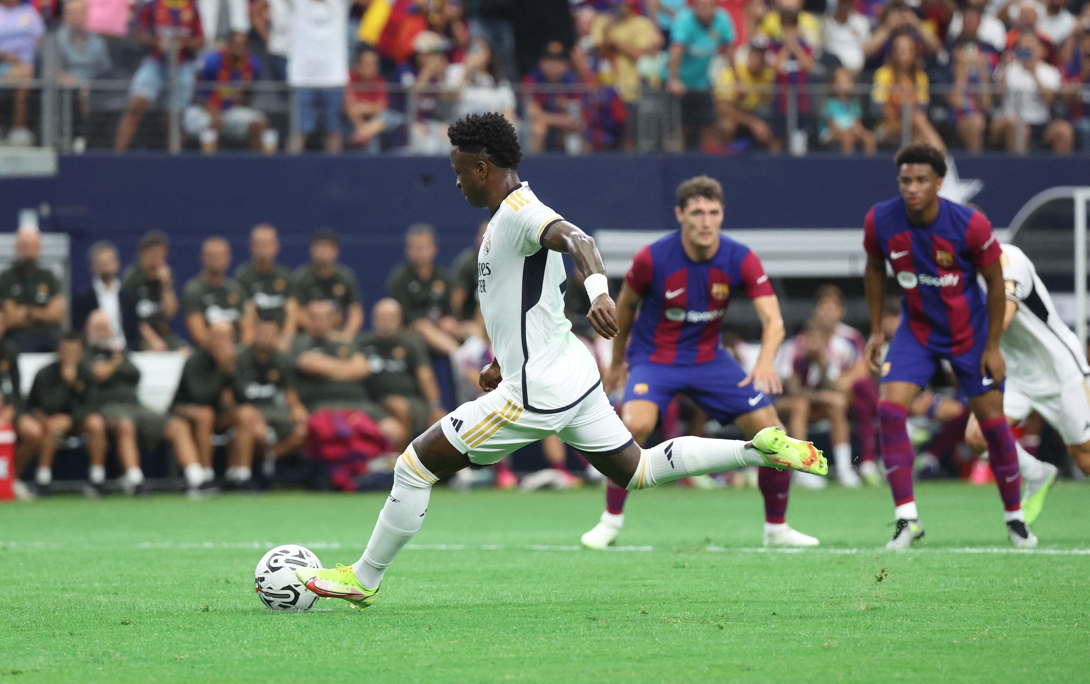 Vinicius lanza el penalti en el Clásico disputado entre Real Madrid y Barcelona en Estados Unidos. 